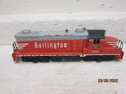 HO SCALE : WALTHERS : BURLINGTON GP20 DIESEL LOCOMOTIVE - BOXED