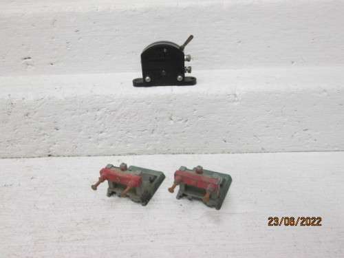 OO SCALE : HORNBY DUBLO : BUFFER STOPS AND SWITCH