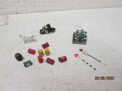 HO / OO SCALE : MODEL TRAIN ACCESSORIES - MADE FROM METAL