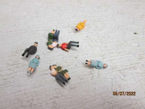HO SCALE : VARIOUS SITTING FIGURINES - X7