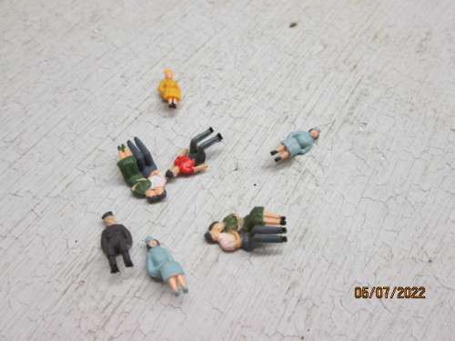 HO SCALE : VARIOUS SITTING FIGURINES - X7