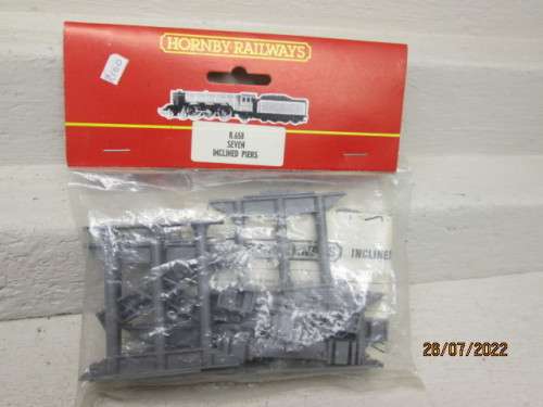 OO SCALE : HORNBY  : SEVEN INCLINED PIERS - BOXED