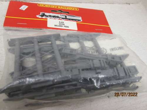 OO SCALE : HORNBY  : SEVEN INCLINED PIERS - BOXED