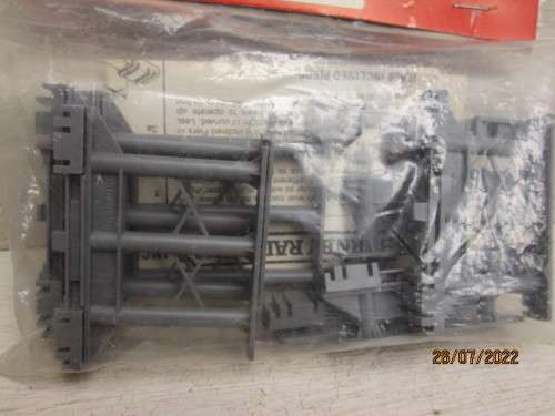 OO SCALE : HORNBY  : SEVEN INCLINED PIERS - BOXED