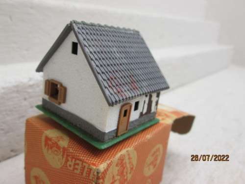HO SCALE : FALLER : SMALL HOUSE WITH ELEC WATER WHEEL - BOXED