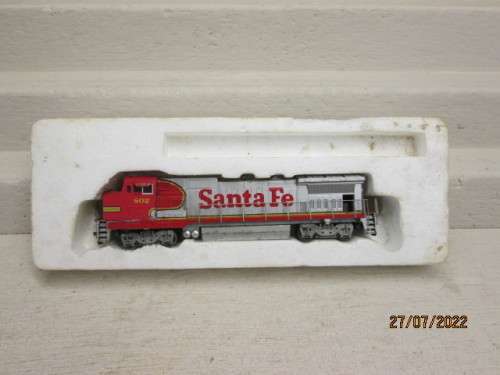 HO SCALE : WALTHERS : SANTA FE - GE-8 40C DIESEL LOCOMOTIVE - BOXED