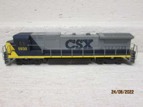 HO SCALE : WALTHERS : CSX - GE DASH 8 40B DIESEL LOCOMOTIVE - BOXED