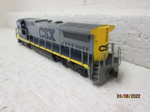 HO SCALE : WALTHERS : CSX - GE DASH 8 40B DIESEL LOCOMOTIVE - BOXED