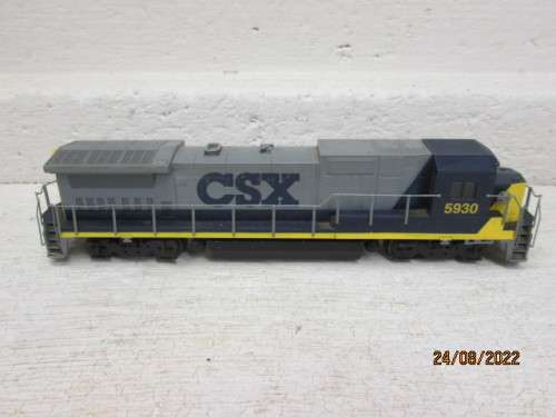HO SCALE : WALTHERS : CSX - GE DASH 8 40B DIESEL LOCOMOTIVE - BOXED