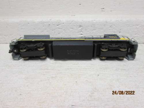 HO SCALE : WALTHERS : CSX - GE DASH 8 40B DIESEL LOCOMOTIVE - BOXED