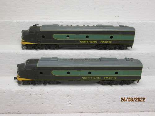 HO SCALE : RIVEROSSI : E8 NORTHERN PACIFIC POWER AND DUMMY SET -  DIESEL LOCOMOTIVE