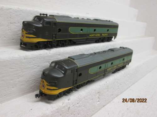 HO SCALE : RIVEROSSI : E8 NORTHERN PACIFIC POWER AND DUMMY SET -  DIESEL LOCOMOTIVE
