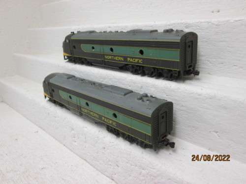 HO SCALE : RIVEROSSI : E8 NORTHERN PACIFIC POWER AND DUMMY SET -  DIESEL LOCOMOTIVE