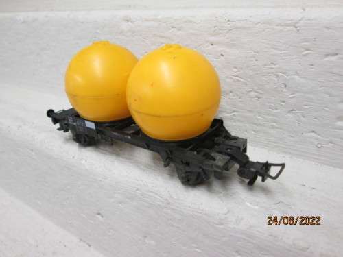 HO SCALE : TWIN YELLOW TANKER WAGON