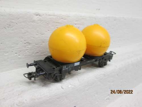 HO SCALE : TWIN YELLOW TANKER WAGON
