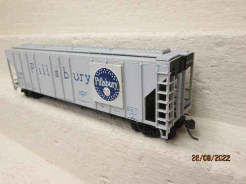 HO SCALE : INTERMOUNTAIN - PILLSBURY  50FOOT 3-BAY  - CLOSED HOPPER WAGON - BOXED