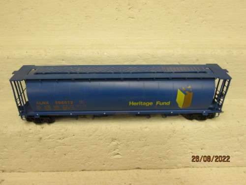 HO SCALE : INTERMOUNTAIN - HERITAGE FUND- 55 FOOT 4-BAY  - CYLINDRICAL HOPPER WAGON - BOXED