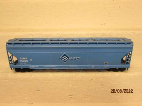 HO SCALE : INTERMOUNTAIN - ADM- 55 FOOT 4-BAY  - COVERED HOPPER WAGON - BOXED