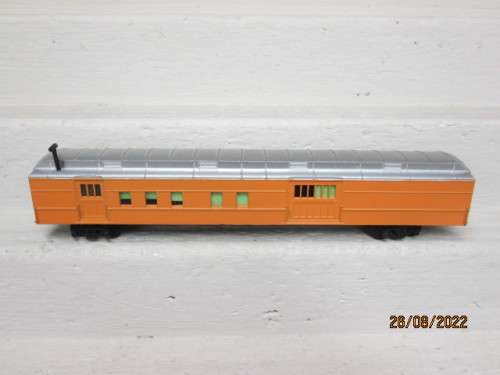 HO SCALE : YELLOW BAGGAGE CAR