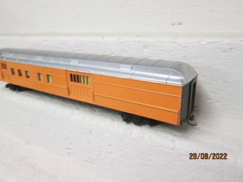 HO SCALE : YELLOW BAGGAGE CAR