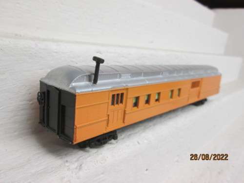 HO SCALE : YELLOW BAGGAGE CAR