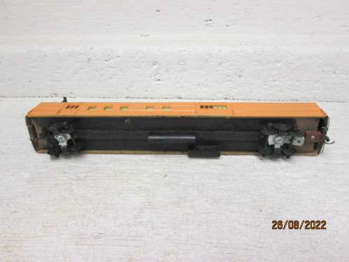 HO SCALE : YELLOW BAGGAGE CAR