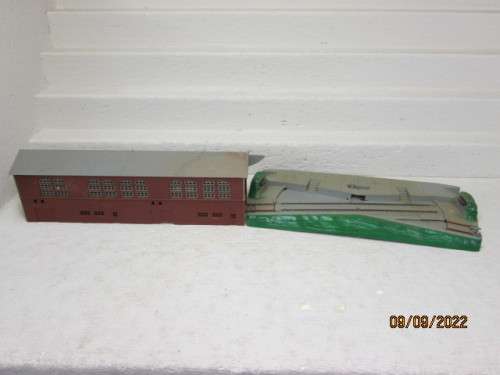HO SCALE : LIMA : ENGINE SHED WITH TURNTABLE