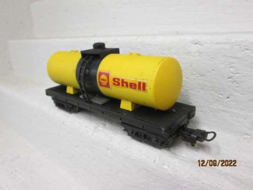 HO SCALE : LIMA : SHELL TANKER WAGON