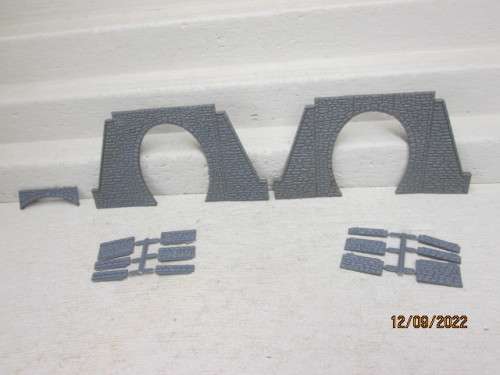 HO SCALE : VARIOUS TUNNEL ENTRANCES - X2 - WITH SOME EXTRA STONE WALLS