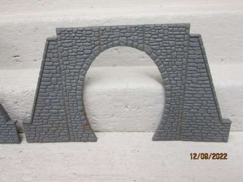 HO SCALE : VARIOUS TUNNEL ENTRANCES - X2 - WITH SOME EXTRA STONE WALLS