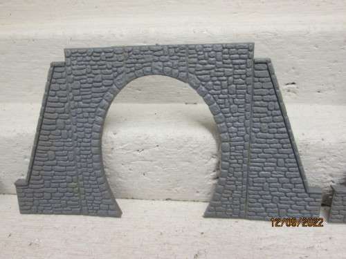HO SCALE : VARIOUS TUNNEL ENTRANCES - X2 - WITH SOME EXTRA STONE WALLS