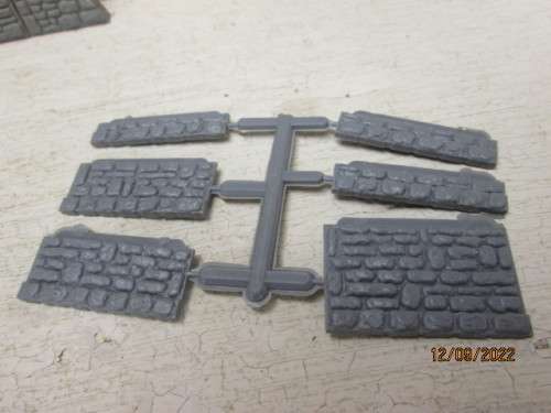 HO SCALE : VARIOUS TUNNEL ENTRANCES - X2 - WITH SOME EXTRA STONE WALLS