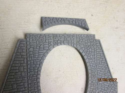 HO SCALE : VARIOUS TUNNEL ENTRANCES - X2 - WITH SOME EXTRA STONE WALLS