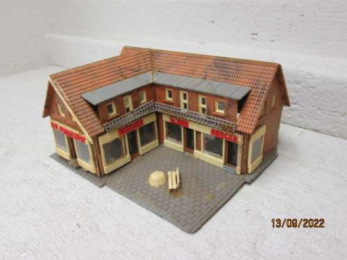 HO SCALE : HELJAN : L-SHAPED BUSINESS COMPLEX