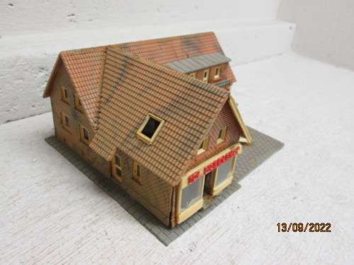HO SCALE : HELJAN : L-SHAPED BUSINESS COMPLEX