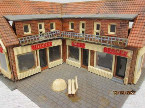 HO SCALE : HELJAN : L-SHAPED BUSINESS COMPLEX