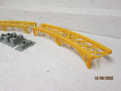 HO / OO SCALE : LIMA : X2 CURVED BRIDGES + X4 RAIL SUPPORTS