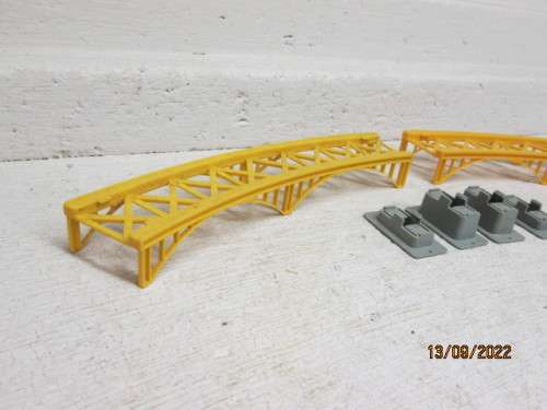 HO / OO SCALE : LIMA : X2 CURVED BRIDGES + X4 RAIL SUPPORTS