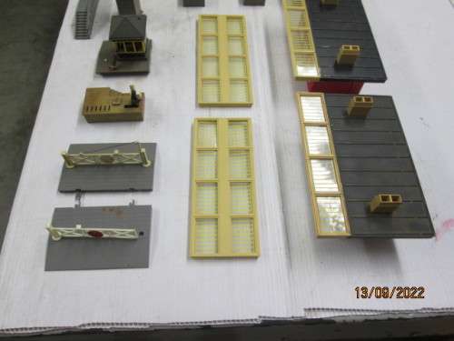 OO SCALE : TRIANG/HORNBY : LARGE AMOUNT OF STATION BULDINGS AND PLATFORMS