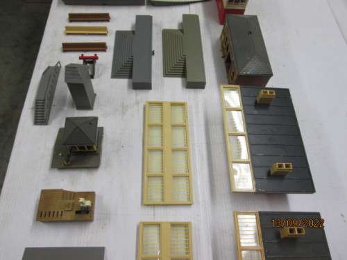 OO SCALE : TRIANG/HORNBY : LARGE AMOUNT OF STATION BULDINGS AND PLATFORMS