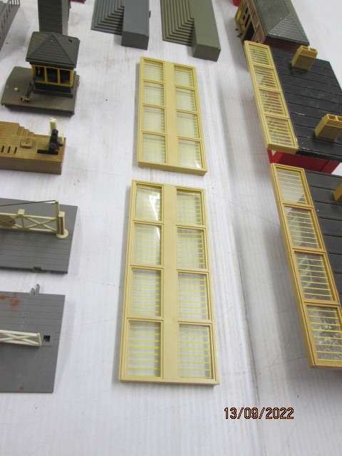 OO SCALE : TRIANG/HORNBY : LARGE AMOUNT OF STATION BULDINGS AND PLATFORMS