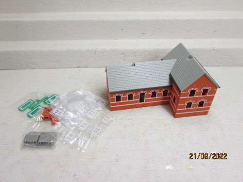 OO SCALE : L-SHAPE STATION PLATFORM BUILDING