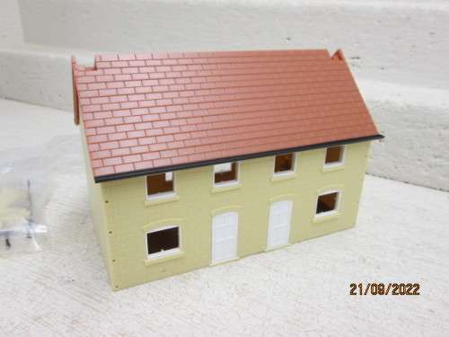 OO SCALE : DOUBLE STORY RAILWAY BUILDING