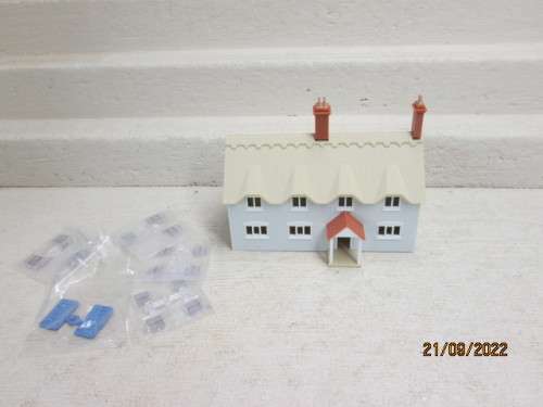 OO SCALE : DOUBLE STORY THATCH BUILDING