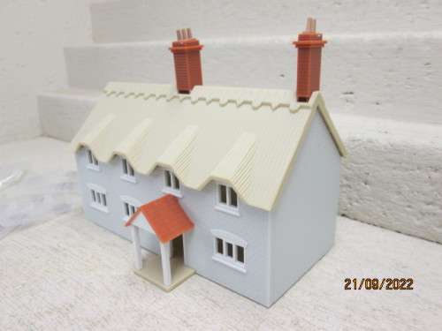 OO SCALE : DOUBLE STORY THATCH BUILDING
