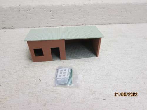 OO SCALE : STATION HALT / SHED