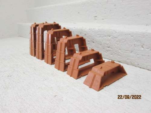 HO / OO SCALE : TRIANG : BRIDGE SUPPORTS X6