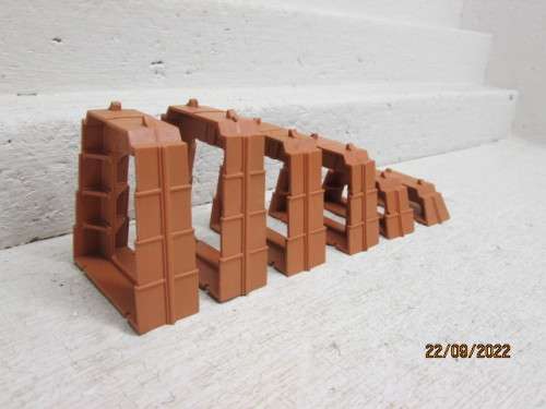 HO / OO SCALE : TRIANG : BRIDGE SUPPORTS X6