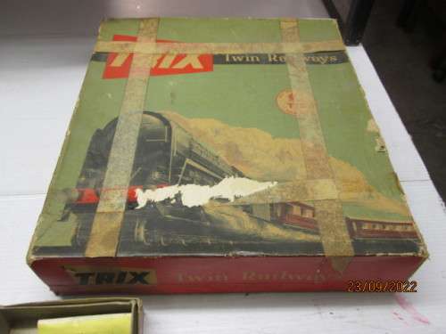 OO SCALE : TRIX : TRACK - LARGE AMOUNT (3-RAIL) - BOXED