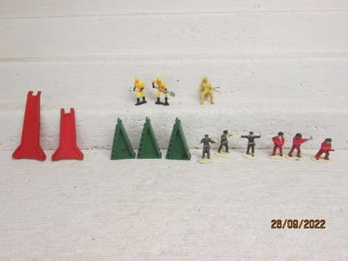 SCALEXTRIC TRACK SUPPORTS + FIGURINES